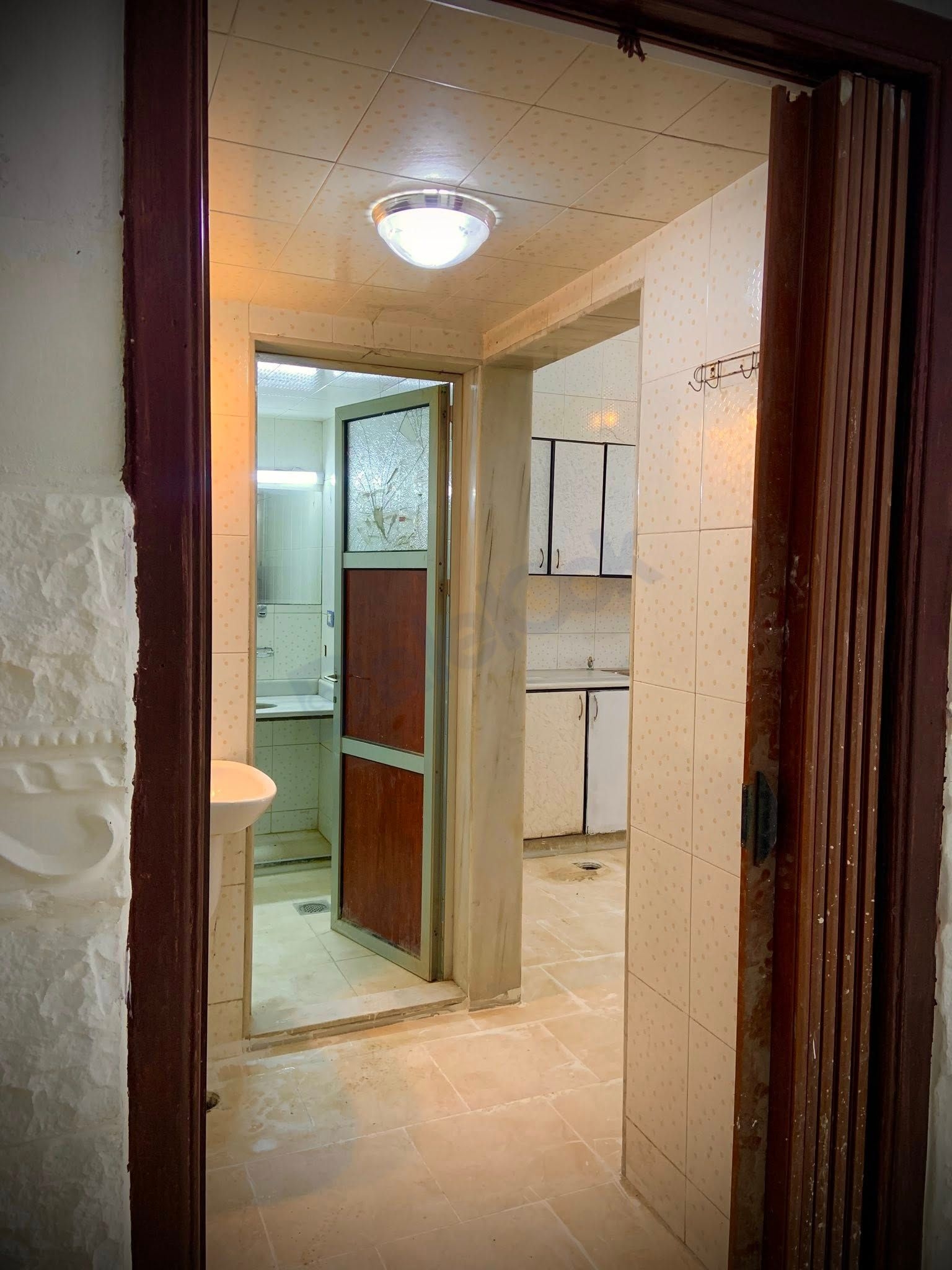 للبيع صحنايا -طريق الكازية،مقابل الفندق العراقي